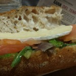 Desayuno del sábado. Sándwich de salmón y queso brie. ¡A mojar pan! #persucarhipa #food_mystyle #total_photofood #entrepa #esmorzar #foodies